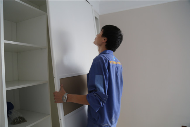 左右手家具安裝師傅正在安裝門(mén)柜